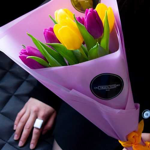 Букет из 7 тюльпанов "Барселона Микс" (От 20 букетов)